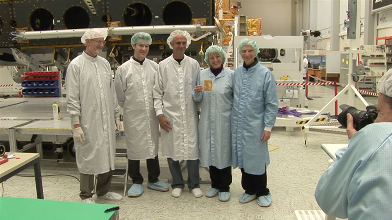 virtueller Weltraum-Visitor verpackt vor TanDEM-X mit Thomas Heller, David Miller (Projektleiter), Michael Laboreur, Ragnhild Becker und Gunar Seitz