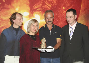 Der Weltraum-Visitor mit Projektleiter TerraSAR-X Wolfgang Pitz (rechts) und Michael Laboreur (2. v. rechts) sowie Ragnhild Becker (mitte) und Gunar Seitz (rechts) 