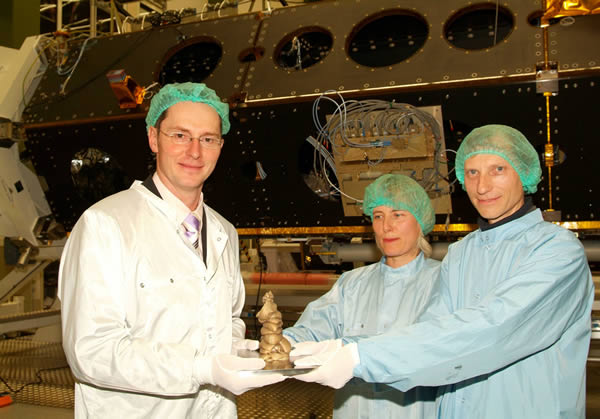 Weltraumvisitor vor TerraSAR-X  mit Wolfgang Pitz (links) Ragnhild Becker (mitte) und Gunar Seitz (rechts) 
